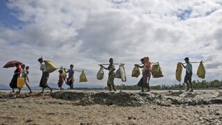 Rohingom vyhoreli domy. Vláda tvrdí, že si ich podpaľujú sami