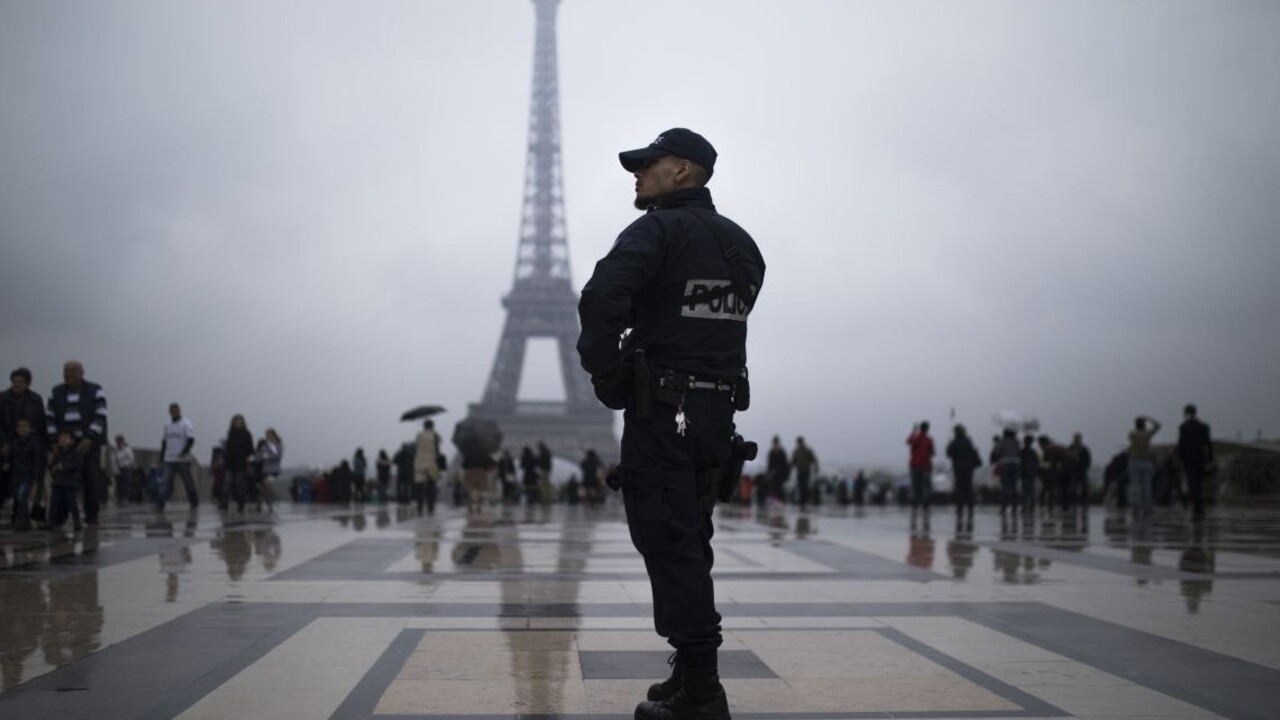 Eiffelovu vežu uzavrú do "akvária", Parížanom sa to nepáči