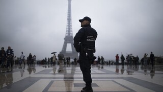 Eiffelovu vežu uzavrú do "akvária", Parížanom sa to nepáči
