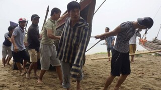 Rušia lety a evakuujú ľudí. Vietnam zasiahol silný tajfún