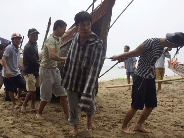 Rušia lety a evakuujú ľudí. Vietnam zasiahol silný tajfún