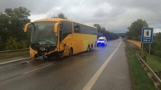 Auto sa po zrážke s autobusom vznietilo, neprežili štyria ľudia