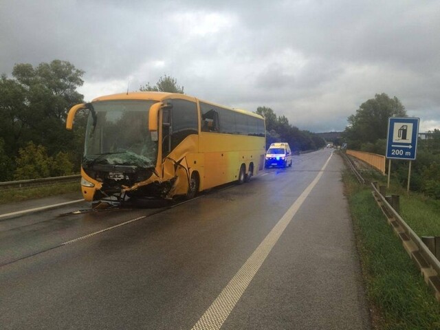 Auto sa po zrážke s autobusom vznietilo, neprežili štyria ľudia