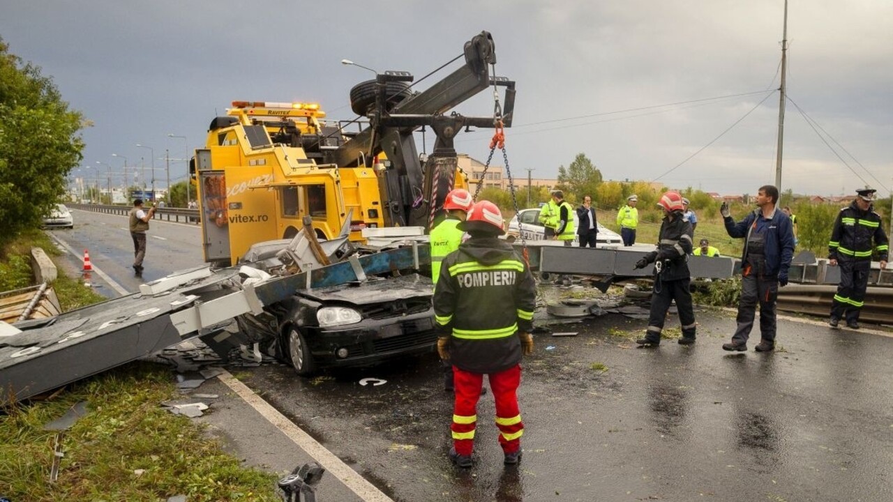 Veterná smršť v Rumunsku zvalila aj bilbord, vyžiadala si obete