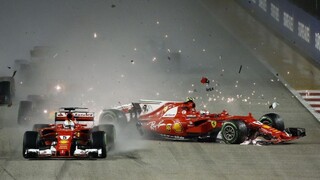 Katastrofa pre Ferrari. Kolízia po štarte vyradila troch jazdcov