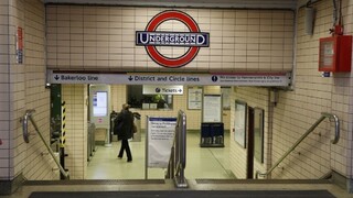 Britská polícia vyšetruje útok v londýnskom metre, zadržala dvoch mužov
