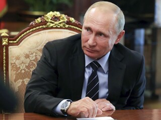 Pätina Rusov bola ochotná voliť Putinovho neexistujúceho nástupcu