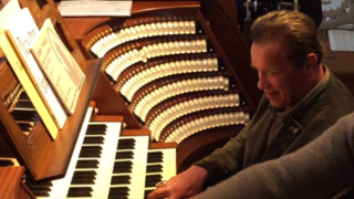 Arnold Schwarzenegger si zahral na organe v nemeckej katedrále