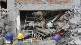 Zemetrasenie zanechalo spúšť, záchranári bojujú s časom