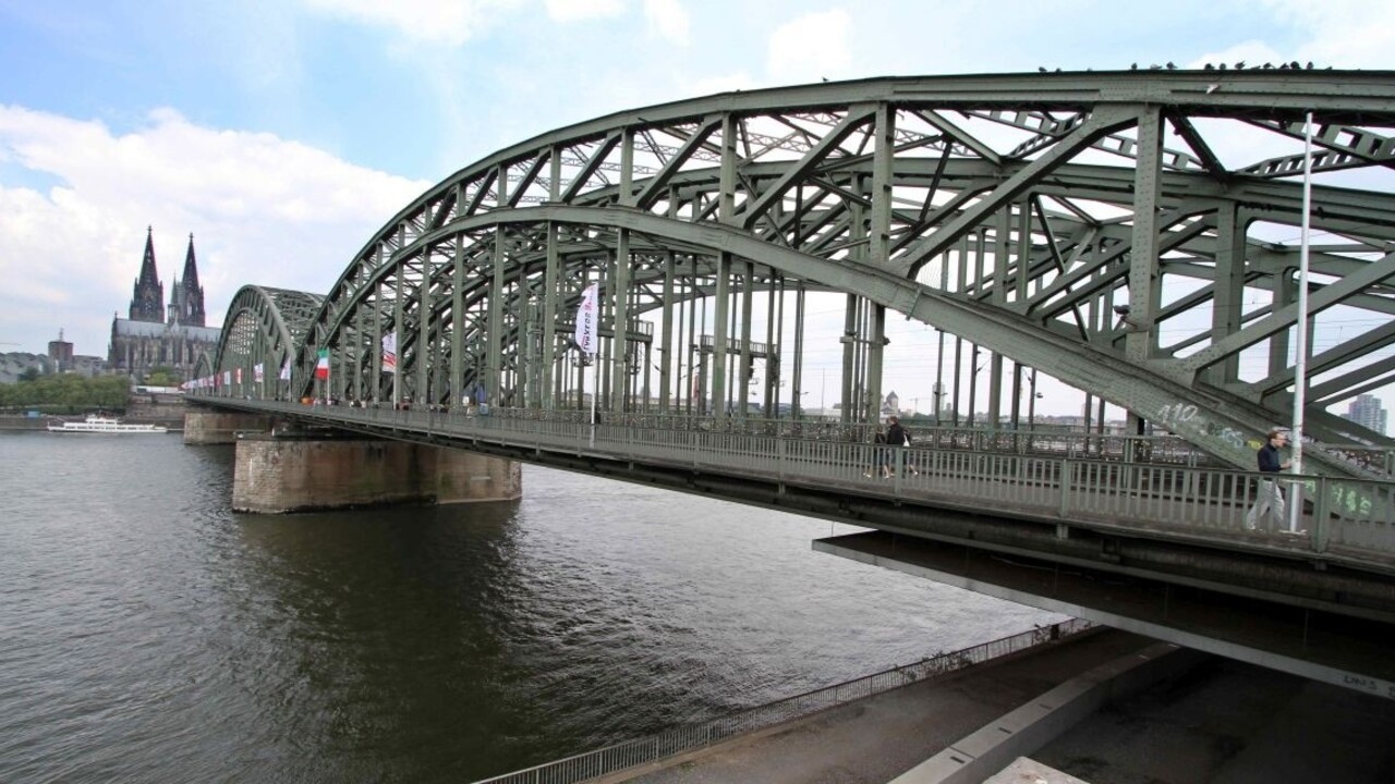 Básnik nedostal azyl, v Nemecku spôsobil dopravný kolaps