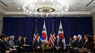 Trump chce odrezať Kima od financií, bankám dal na výber