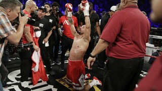 Neporazený šampión v poloťažkej váhe Ward ukončil kariéru