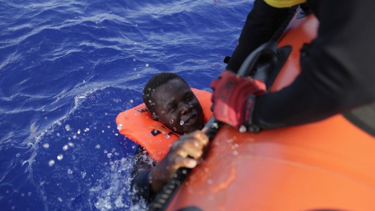 Vo vodách pri Líbyi sa prevrátil čln, hľadajú desiatky nezvestných