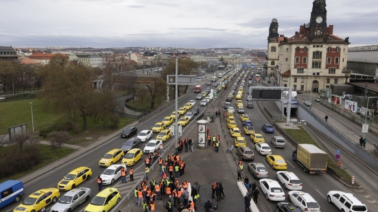 Taxikári sú pripravení zablokovať Prahu, ultimátum vypršalo