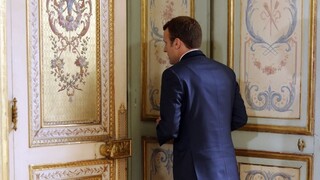 Macron podpísal spornú reformu, neodradili ho ani protesty