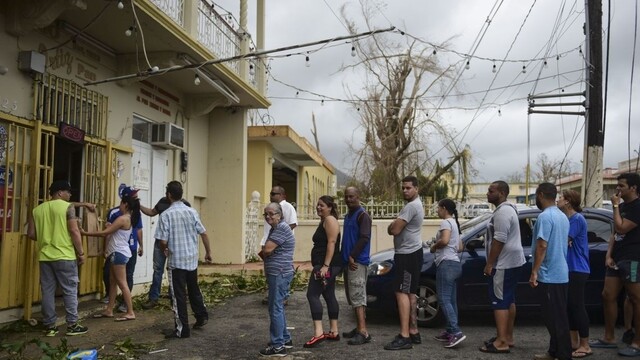Hurikán vážne poškodil priehradu, autobusy odvážajú ľudí