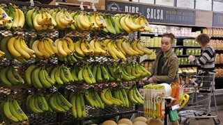 Do supermarketov sa dostal kokaín, policajti prehľadávajú banány