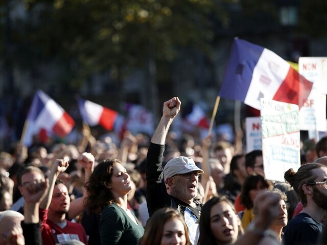 Macron podpísal pracovnú reformu. Experti nevedia, ako ovplyvní trh