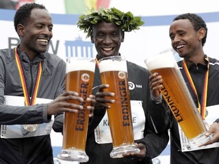 V Berlíne sa konal maratón, víťazom je Keňan Kipchoge