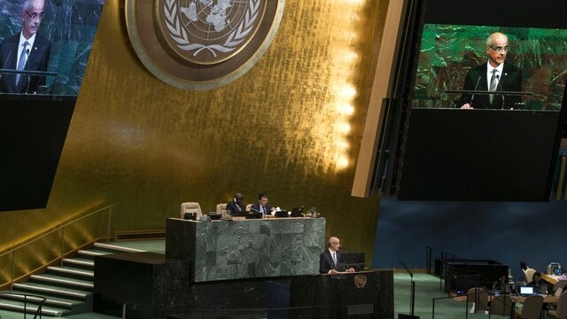 Štátnikov upozorňujú na chudobu či hlad špeciálne cukríky