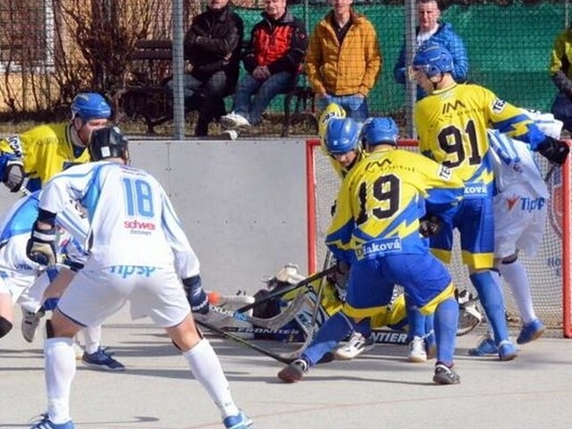 Hokejbalovej tabuľke vládne Kežmarok, zápasy poznačil dážď