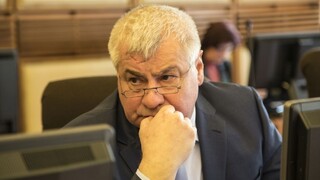 Érsek bude mať čo vysvetľovať, opozícii sa nepáčia jeho priority