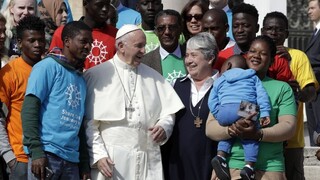 Pápež vyzval na pomoc migrantom, sám je synom prisťahovalcov