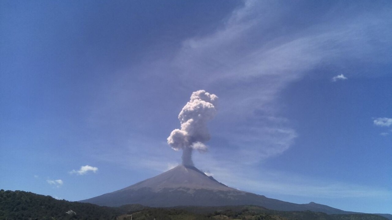 Najznámejšia mexická sopka chrlila žeravé skaly kilometer ďaleko