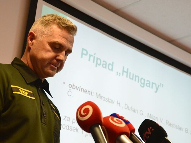 Colníci si nechávali pokuty, nasadili proti nim agenta