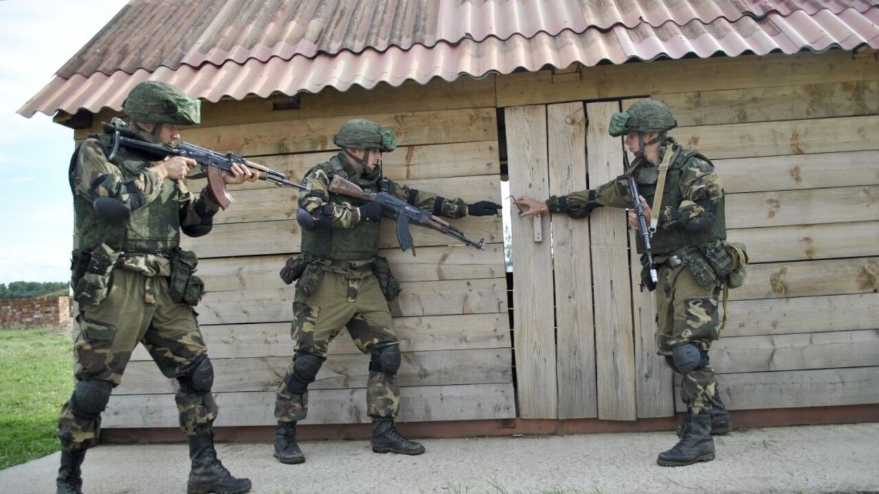 Ruský vojak obrátil kalašnikov na kolegov. Troch zabil a ušiel