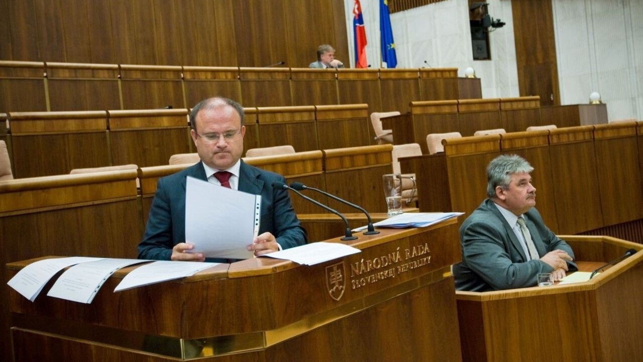 Nový sociálny balík je zmes politického marketingu, tvrdí Mihál