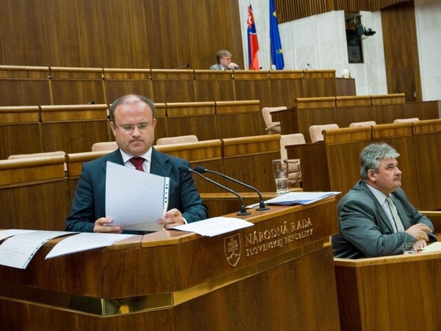 Nový sociálny balík je zmes politického marketingu, tvrdí Mihál