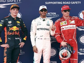 Hamilton odštartuje z prvého miesta, Vettel mal problémy s motorom