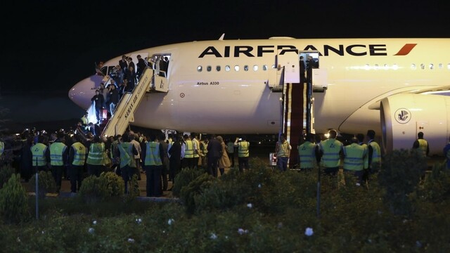V Kanade núdzovo pristál poškodený Airbus so stovkami cestujúcich
