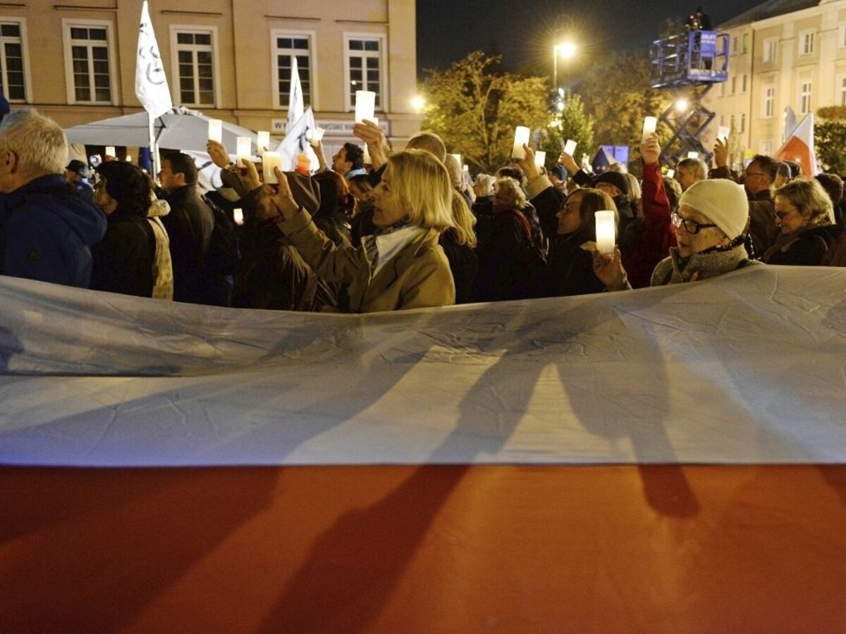 Poliaci vyšli do ulíc, aby vyjadrili nesúhlas s reformou