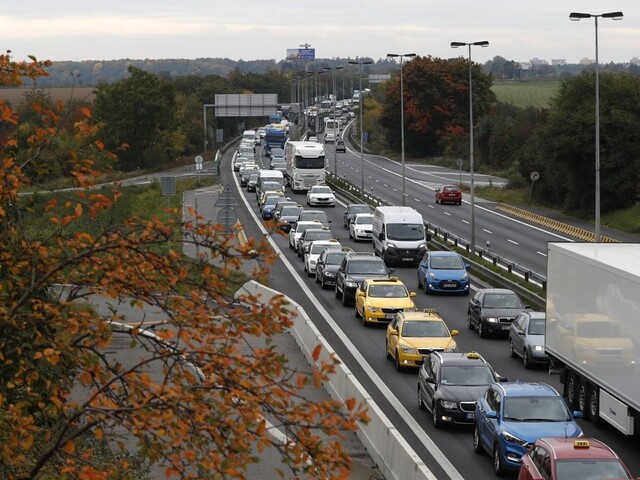 Českí taxikári zablokovali dopravu na protest voči Uberu