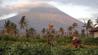 Sopka na Bali sa ukľudnila, hrozba erupcie však nepominula