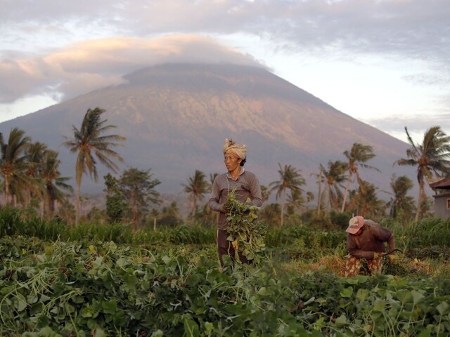 Sopka na Bali sa ukľudnila, hrozba erupcie však nepominula