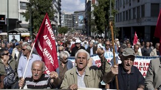 Grécko ochromil štrajk, k žurnalistom sa pridali aj seniori