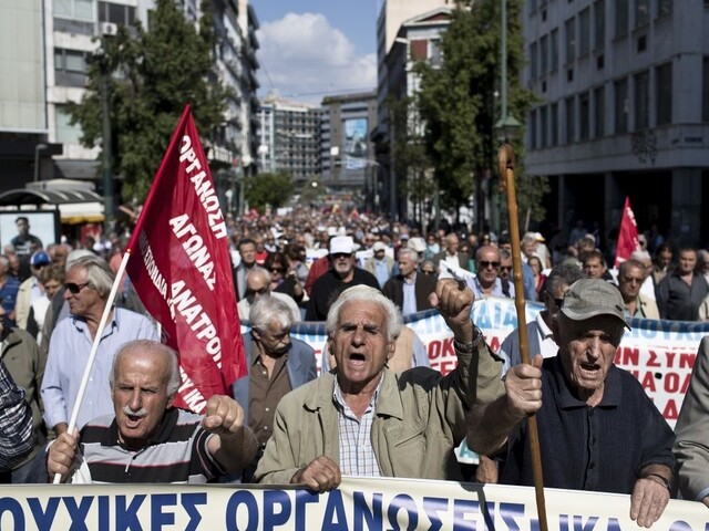 Grécko ochromil štrajk, k žurnalistom sa pridali aj seniori