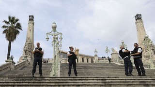 Francúzi vedú vojnu proti teroristom. Polícii chcú dať viac právomocí