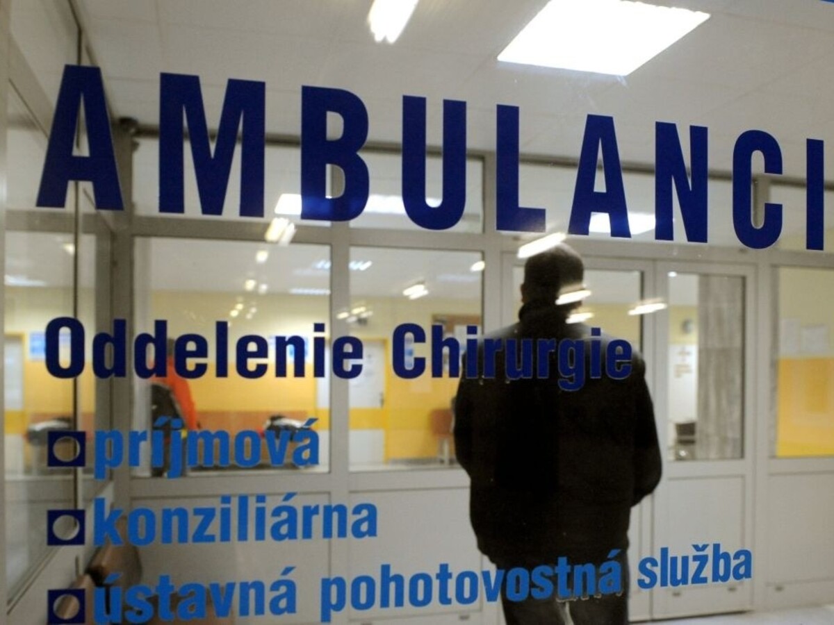 ambulancia lekár zdravotníctvo nemocnica 1140px (TASR/František Iván)