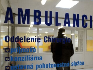 ambulancia lekár zdravotníctvo nemocnica 1140px (TASR/František Iván)
