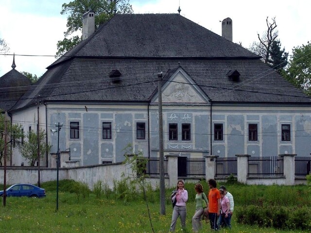 Kaštieľ Ostrolúckych nedokážu zachrániť a chcú ho predať