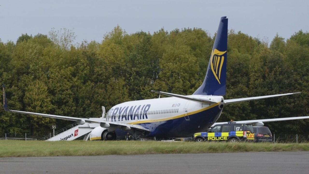 Lietadlo spoločnosti Ryanair eskortovali stíhačky na letisko