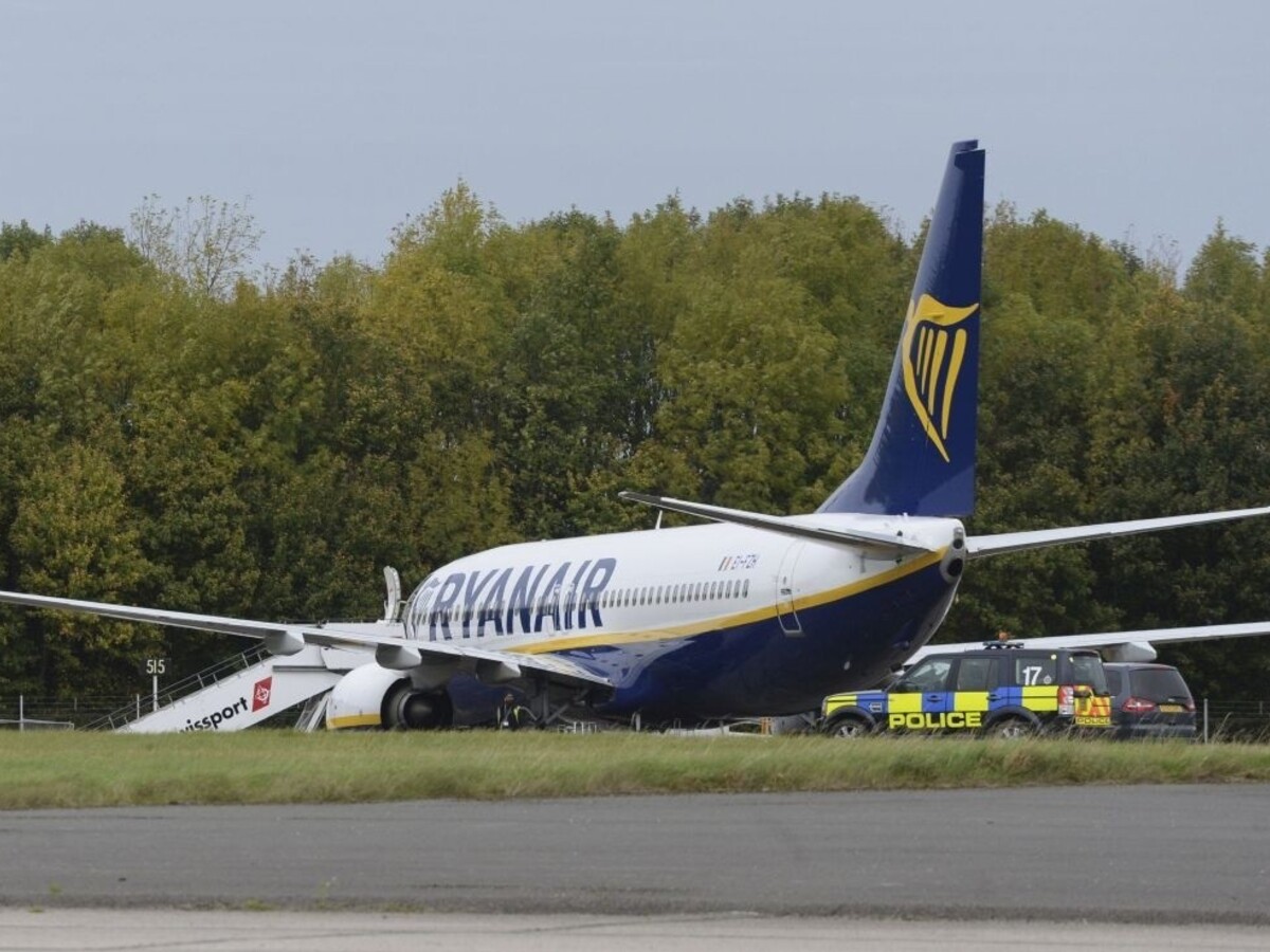Lietadlo spoločnosti Ryanair eskortovali stíhačky na letisko