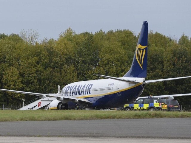 Lietadlo spoločnosti Ryanair eskortovali stíhačky na letisko