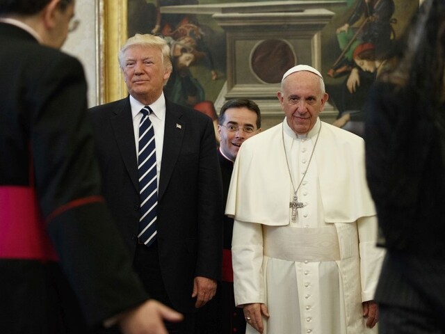 Trump predbehol pápeža, je najnasledovanejším lídrom na Twitteri