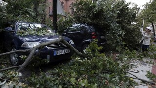 Nemecko búrka Xavier stromy autá 1140 px (SITA/AP)