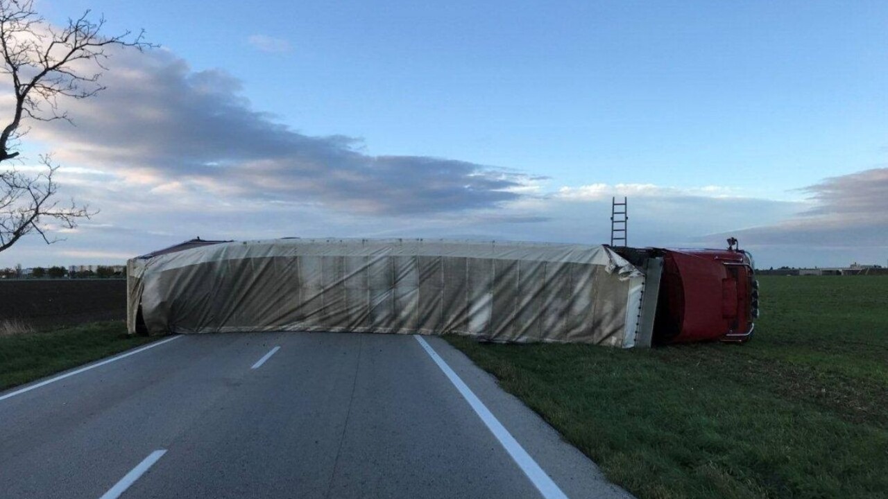 Opitý kamionista zablokoval cestu, takmer spôsobil tragédiu